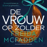 Omslag van De vrouw op zolder : Ze woont boven je. Ze kent je geheimen…