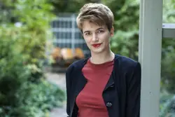 Författare Siri Helle, foto av Caroline Andersson Renaud