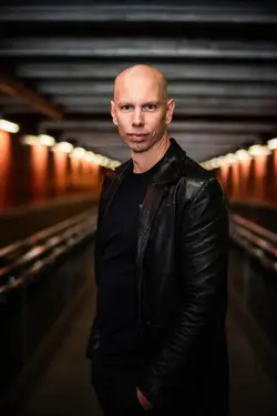 Författare Mikael Ressem, foto av Lind & Co
