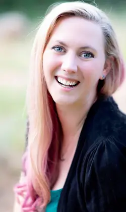 Auteur : Rebecca Yarros, photo : Katie Marie Seniors
