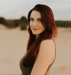 Autor Carissa Broadbent, Foto von Victoria Costello