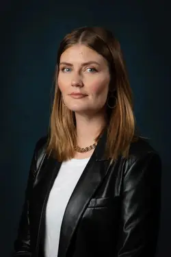 Kirjoittaja Kati Pukki, kuva: Into Kustannus